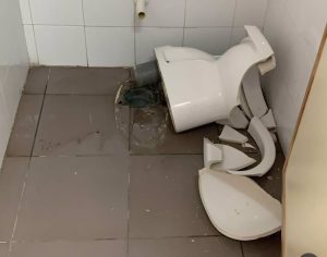 Accidente-en-los-aseos-del-colegio-San-Pablo-de-Sevilla.jpg
