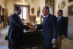 Encuentro-entre-el-alcalde-de-Sevilla-y-el-Embajador-de.jpg