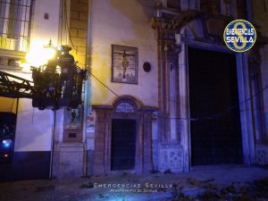 Rama-de-grandes-dimensiones-cae-en-la-calle-San-Pablo.jpg