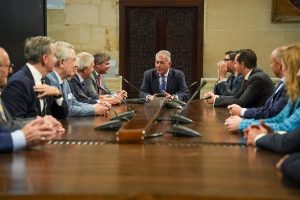 Sanz-incentiva-a-las-empresas-mineras-a-trasladar-sus-sedes.jpg